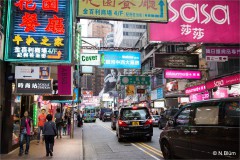 Natasha_Blum_Belebte_Strasse_von_Hong_Kong