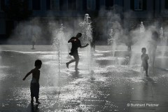 Wasserfontänen im Gegenlicht