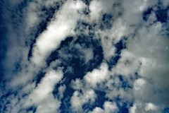 Weißblauer Himmel