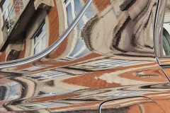Belgische Häuserfassade im Auto gesehen
