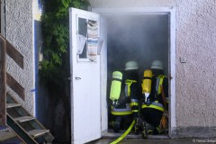 Atemschutzübung der Feuerwehr,  Feuerwehrler dringen ins Gebäude ein und suchen  3 vermisste Personen