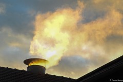 Atemschutzübung der Feuerwehr,  Rauchgas entweicht aus Dunstkamin