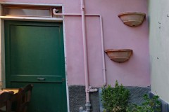 Häuserwand in Italien mit Rohren