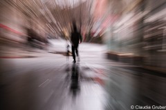 Leipzig - Personen in einem Hinterhof bei nassem Boden/Regen