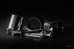 Schrauben und drei Abstandshülsen