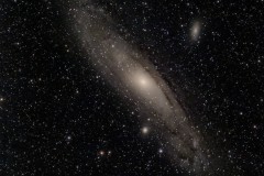 M31 - Andromedagalaxie, mit Satellitengalaxien M110 oberhalb und M32 unterhalb des Galaxiezentrums