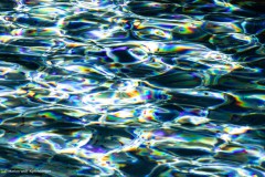 Lichtreflexe auf bewegtem Wasser