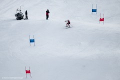 Familie beim Skitraining