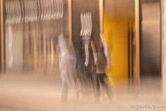 Wien - Walk einer Familie am Opernring