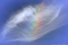 Regenbogen durch Eiskristalle in einer Wolke