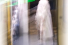 S-Bahn-Fahrt - Dame in Weiss