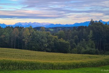 Die Alpen treten am Anfang der Dämmerung besonders gegenüber ihrer Umgebung hervor